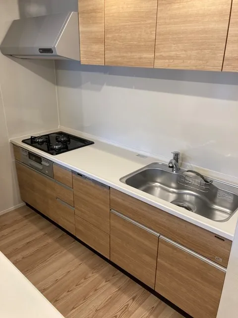 TKB Takao Inari - Interior - ["Kitchen sink", "Tap", "Cabinetry"]