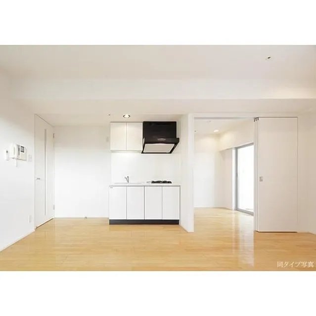 Comforia Minamisunamachi - Interior - ["Cabinetry", "Furniture", "Countertop"]