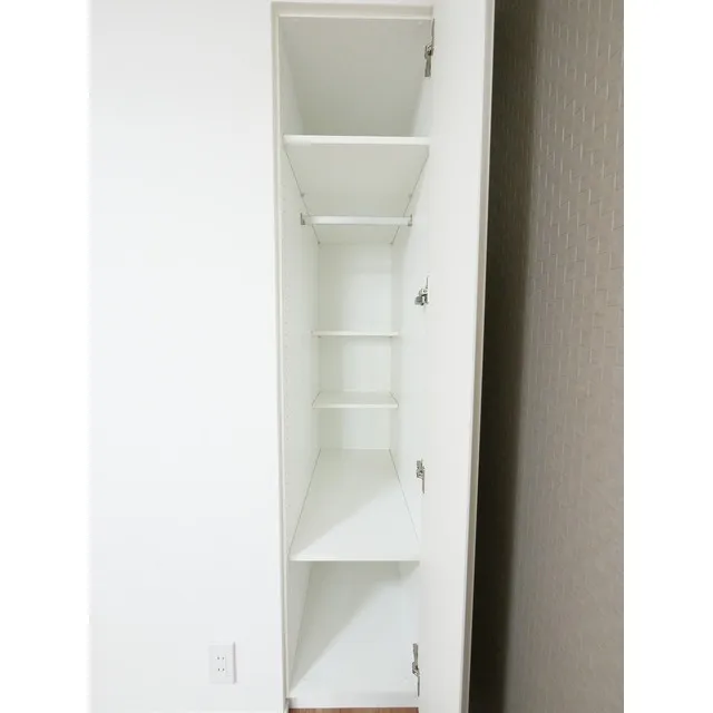 Comforia Shibuya West - Interior - ["Shelf", "Shelving", "Plastic"]