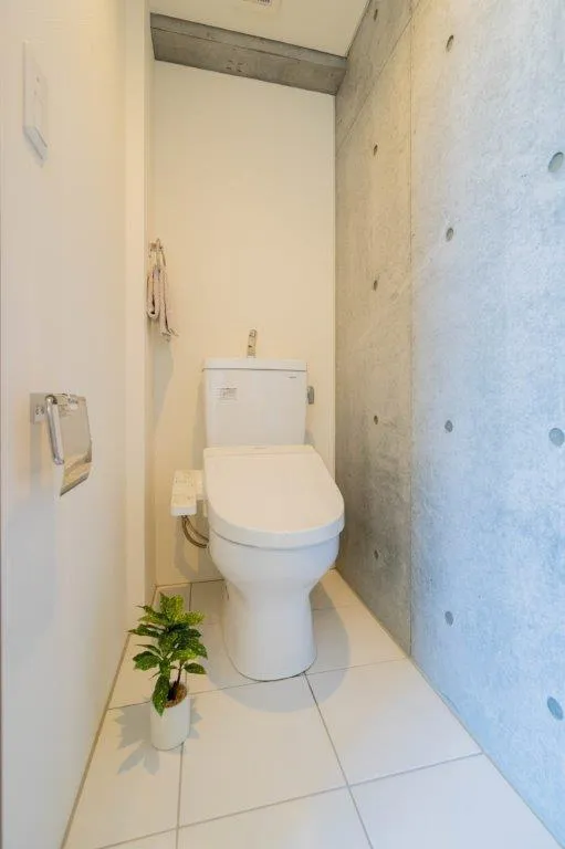 EXAM Yoga - Interior - ["Toilet seat", "Toilet", "Plumbing fixture"]