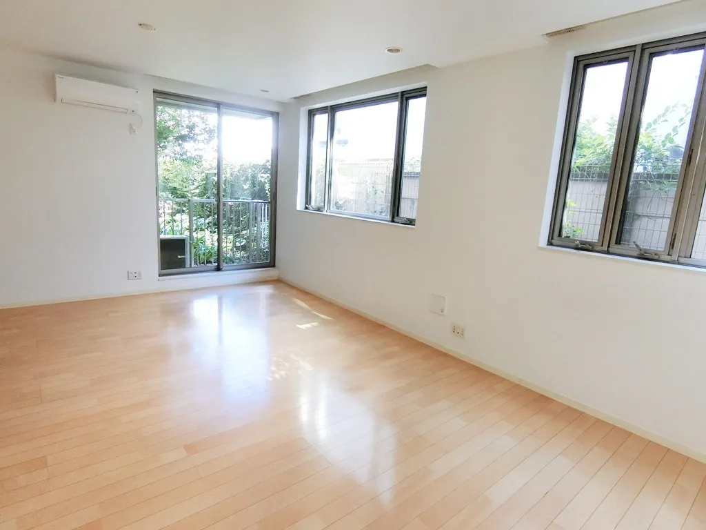Prospect Hatsudai - Interior - ["Window", "Fixture", "Plant"]