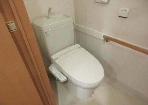 Itopia Oshima Station Coat - Interior - ["Toilet seat", "Plumbing fixture", "Toilet"]