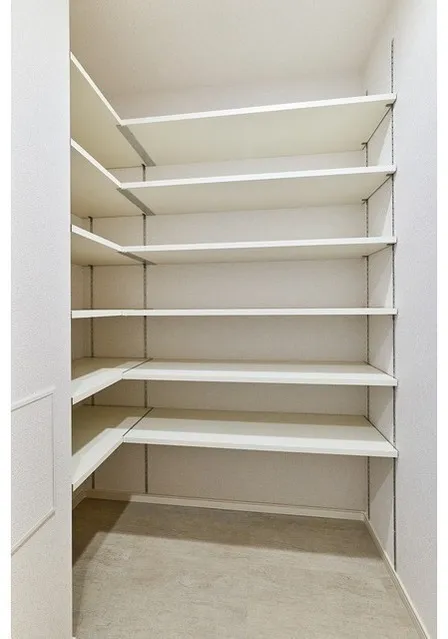 Due Oku - Interior - ["Shelving", "Shelf", "Flooring"]