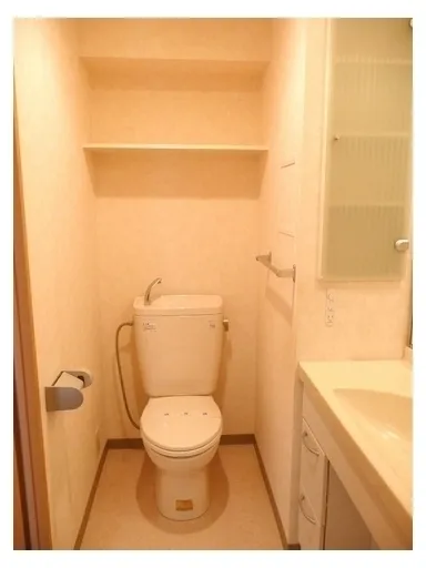 Arcus - Interior - ["Toilet seat", "Toilet", "Plumbing fixture"]