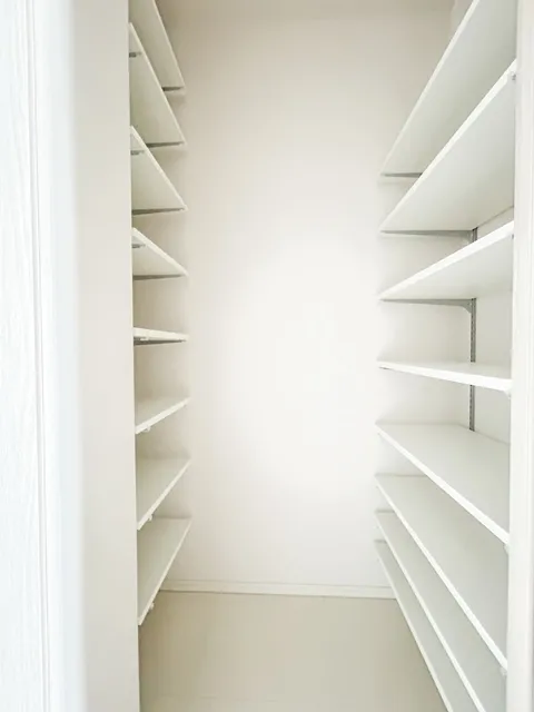 Royal Parks Shinagawa - Interior - ["Bookcase", "Shelf", "Furniture"]