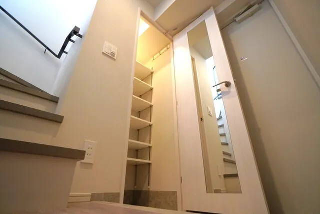 Ipse Himonya - Interior - ["Building", "Wood", "Fixture"]