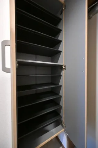 CENTRAL GARDEN RESIDENCE TOKYO - Interior - ["Shelving", "Shelf", "Closet"]