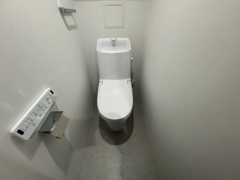 ALATO Morishita II - Interior - ["Toilet seat", "Toilet", "Plumbing fixture"]