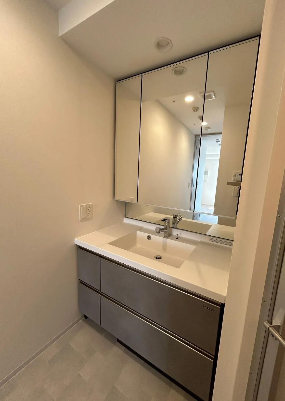 Branchiesta Ueno - Interior - ["Flooring", "Bathroom Sink", "Floor"]