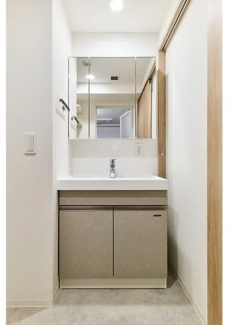Due Oku - Interior - ["Bathroom Sink", "Plumbing fixture", "Flooring"]