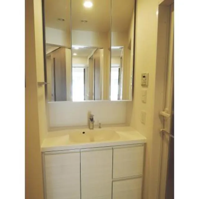Park Axis Kinshicho Veil - Interior - ["Mirror", "Tap", "Bathroom cabinet"]