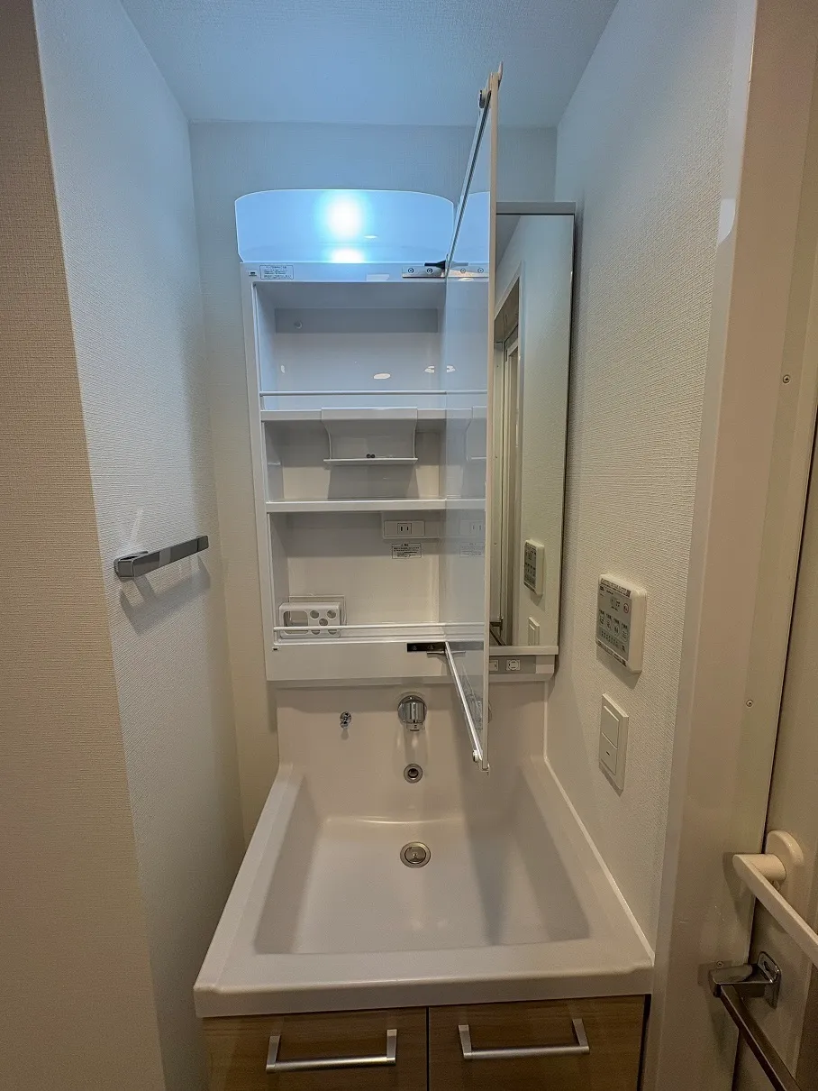 Gran Casa Sumiyoshi III - Interior - ["Glass", "Bathroom Sink", "Cabinetry"]