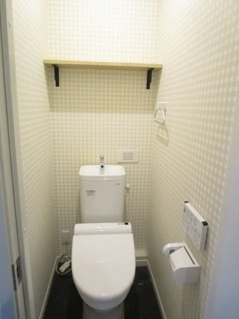 Pine Forest - Interior - ["Toilet seat", "Toilet", "Bathroom"]