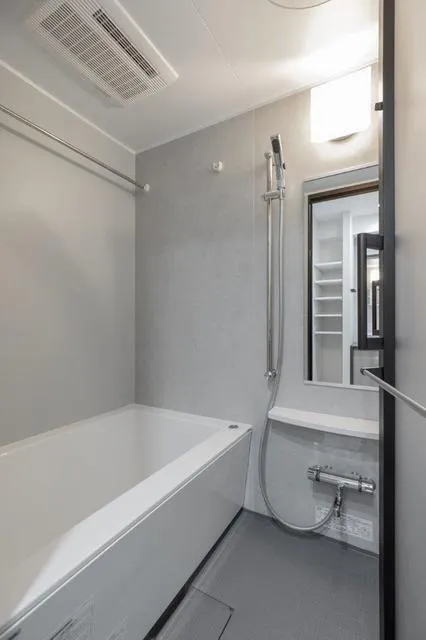 BRICK RESIDENCE Minamiaoyama - Interior - ["Building", "Plumbing fixture", "Mirror"]