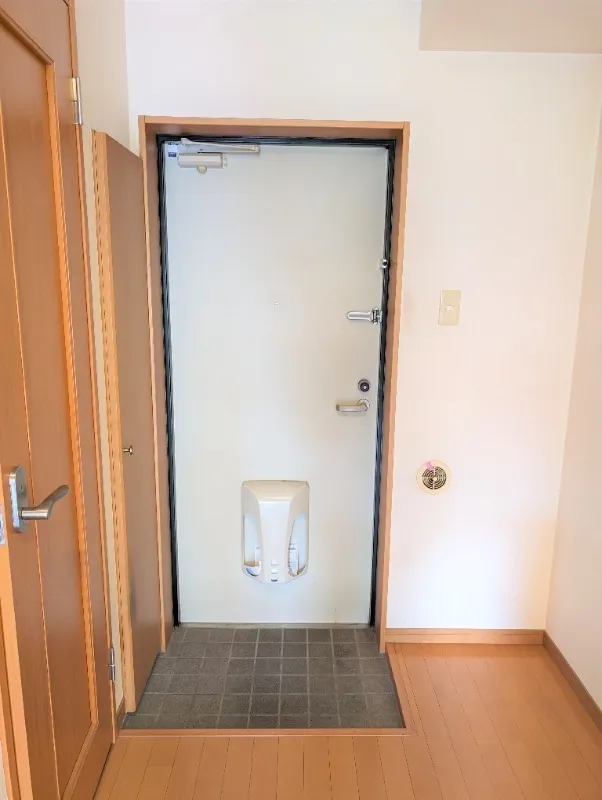De Bergere - Interior - ["Floor", "Door", "Door handle"]