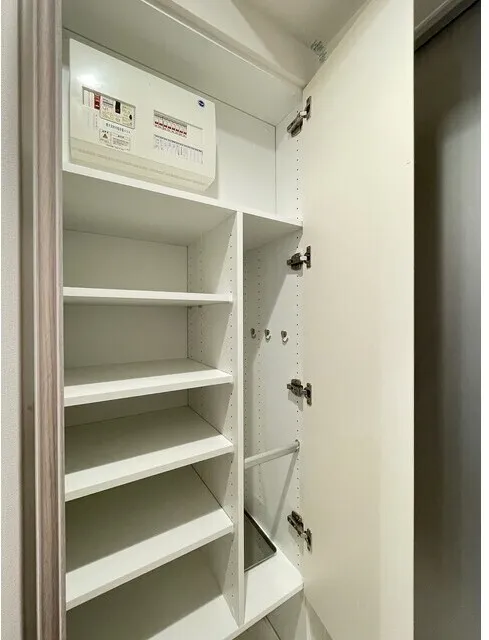 Comforia Liv Kayabacho - Interior - ["Wood", "Shelving", "Shelf"]