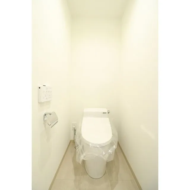 Sharm Toyo - Interior - ["Toilet seat", "Toilet", "Plumbing fixture"]