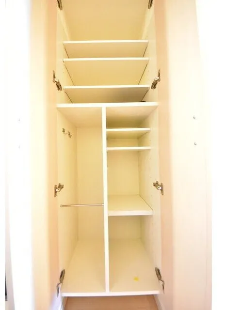 Feel A Shibuya - Interior - ["Wood", "Cupboard", "Door"]