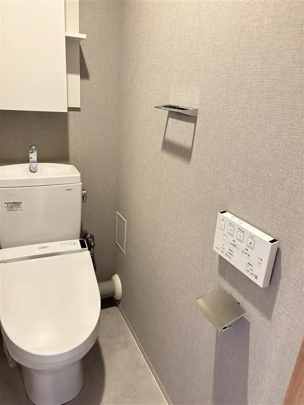 Prince Blanciesta - Interior - ["Plumbing fixture", "Toilet seat", "Toilet"]