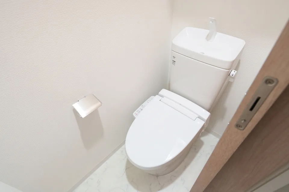 Hmlet Shiba Park - Interior - ["Toilet seat", "Toilet", "Plumbing fixture"]
