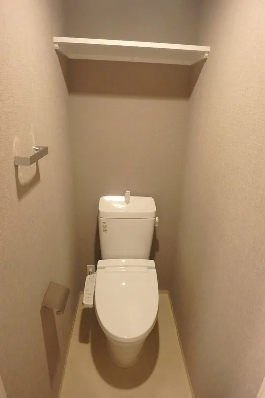 Gran Casa Oshima - Interior - ["Toilet seat", "Toilet", "Plumbing fixture"]