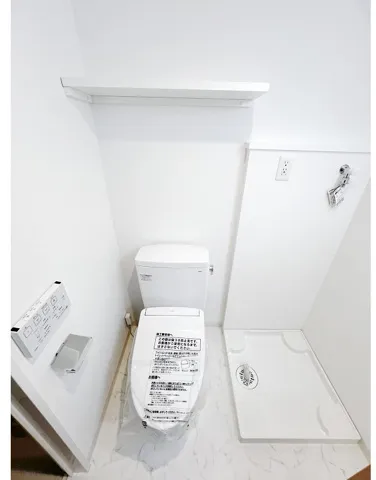 Plaire Deux Ikegami II - Interior - ["Plumbing fixture", "Toilet seat", "Floor"]
