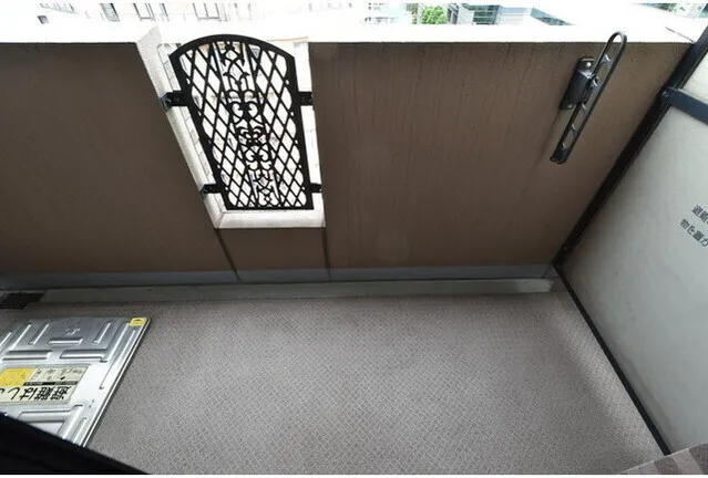 Welt Waterfront - Interior - ["Composite material", "Silver", "Tile"]