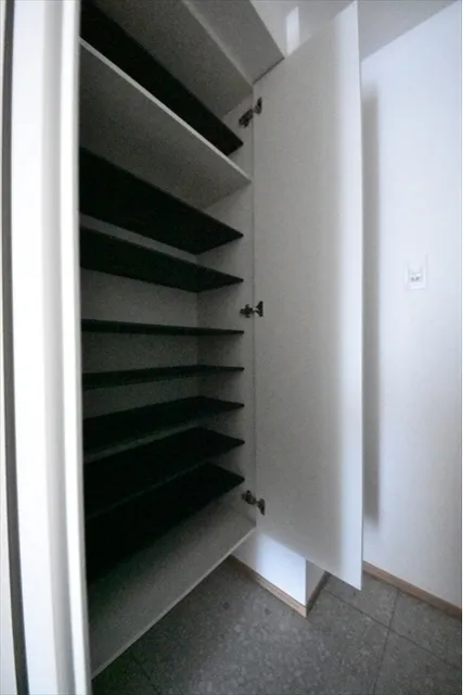 Maison Bellvie Shimokitazawa - Interior - ["Wood", "Shelving", "Shelf"]