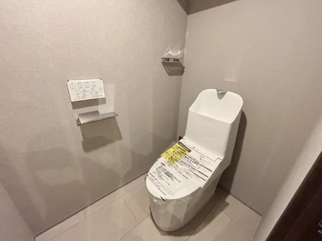 Arrows Myogadani - Interior - ["Toilet seat", "Toilet", "Flooring"]
