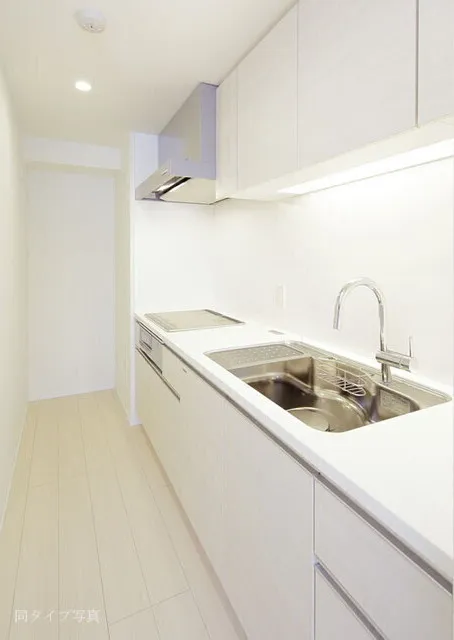 Comforia Akasaka - Interior - ["Tap", "Kitchen sink", "Cabinetry"]