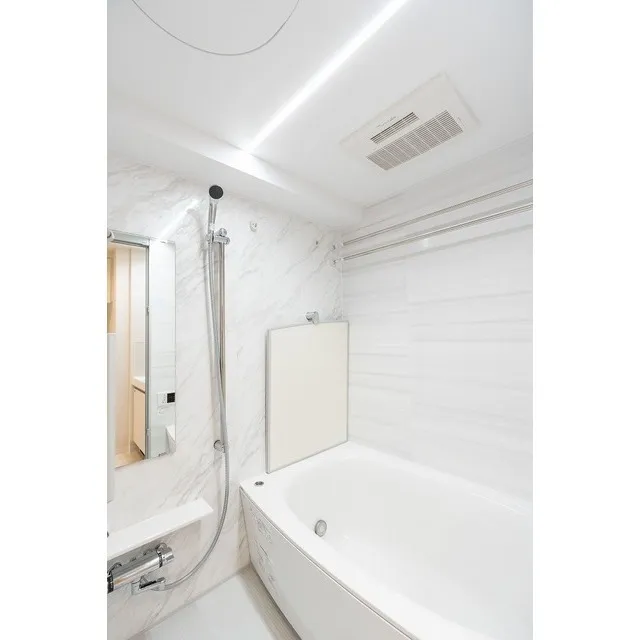 Comforia Oji - Interior - ["Building", "Bathtub", "House"]