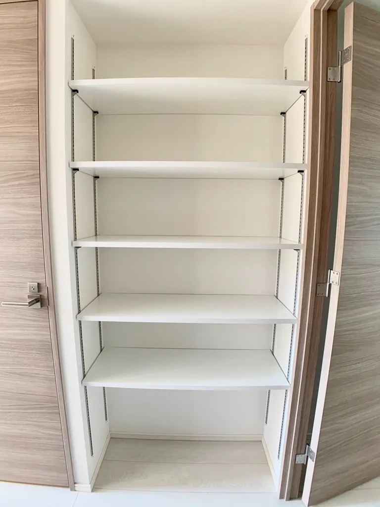 Gran Casa Sumiyoshi - Interior - ["Shelf", "Shelving", "Cabinetry"]