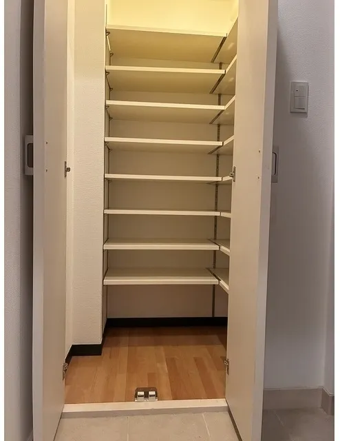 La Belle Mitsukoshi - Interior - ["Wood", "Shelving", "Flooring"]