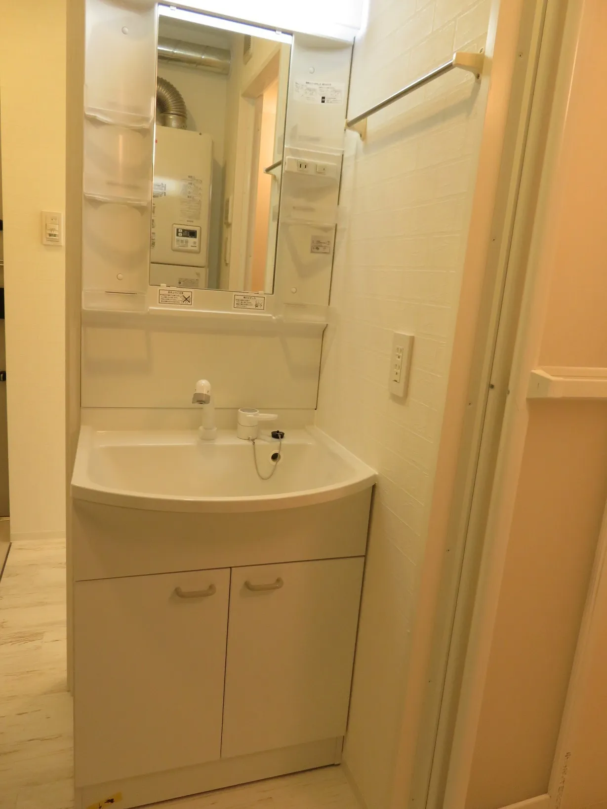 Composite Waseda - Interior - ["Plumbing fixture", "Flooring", "Bathroom Sink"]