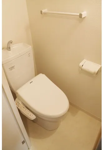 Prele Duc Kamata II - Interior - ["Toilet seat", "Toilet", "Bathroom"]