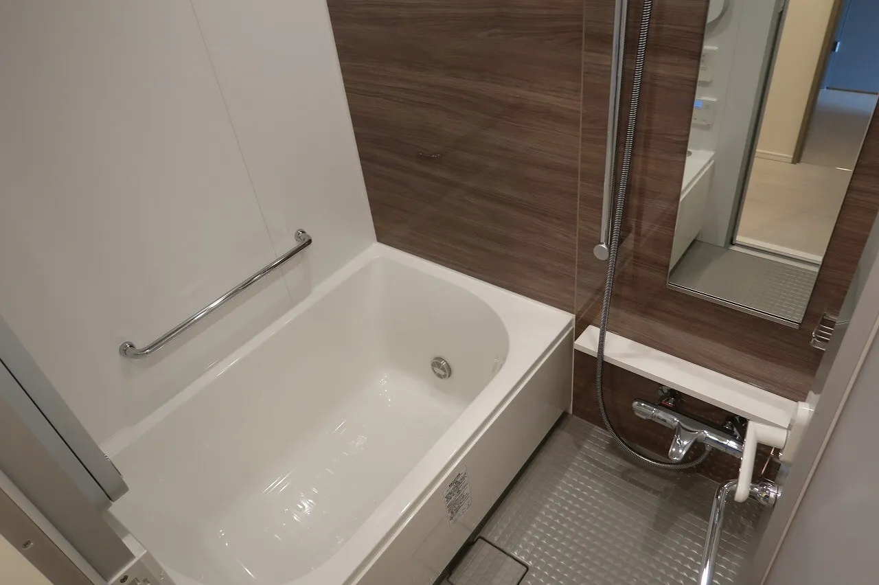 Laurel Tower Renai Hamamatsucho - Interior - ["Bathtub", "Plumbing fixture", "Bathroom"]