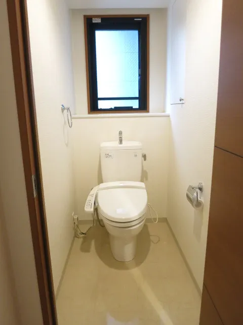 CITY SPIRE Hanzomon - Interior - ["Toilet seat", "Plumbing fixture", "Building"]