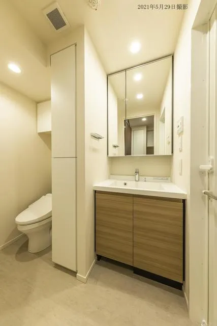 Park Axis Honjo Shinsuikouen - Interior - ["Mirror", "Property", "Bathroom cabinet"]