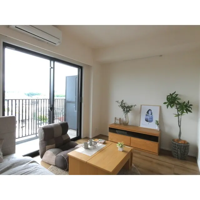 Grantail Yoyogi - Interior - ["Plant", "Building", "Table"]