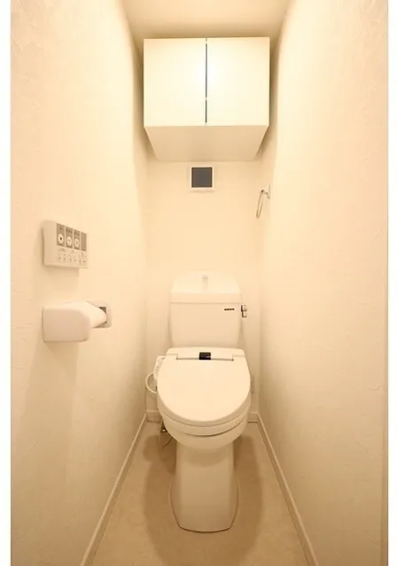 Well Square Ism Nakano Sakagami - Interior - ["Toilet seat", "Toilet", "Plumbing fixture"]