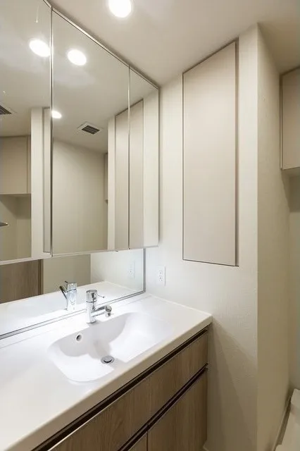 Comforia Kitazawa - Interior - ["Mirror", "Tap", "Bathroom sink"]