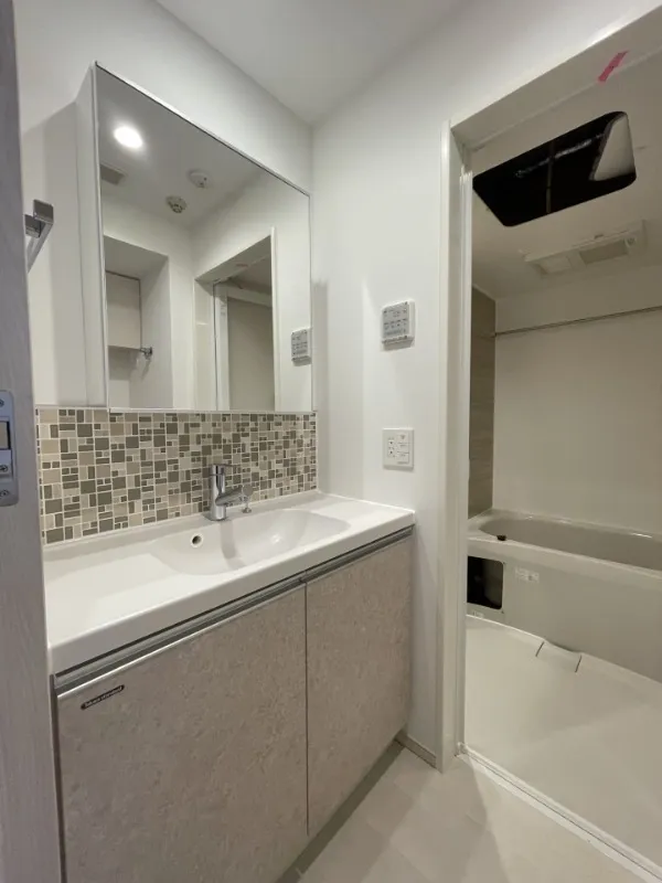 Crevia Rigze Kamata Nishi - Interior - ["Flooring", "Floor", "Plumbing fixture"]