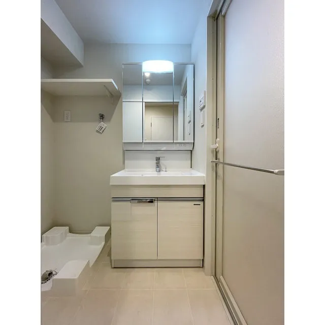 Comforia Live Sugamo - Interior - ["Tap", "Sink", "Bathroom cabinet"]