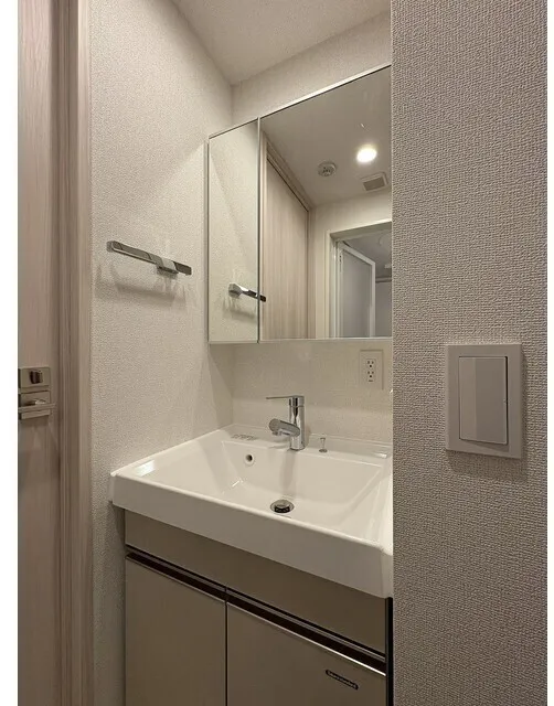 Due Oku - Interior - ["Bathroom Sink", "Plumbing fixture", "Flooring"]