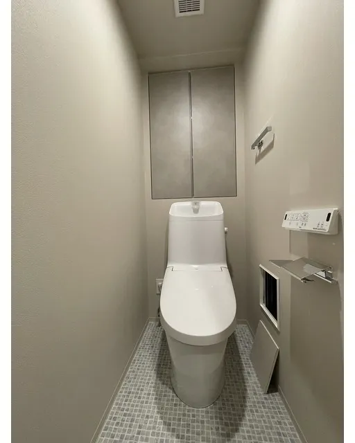 Baus Flats Kuramae - Interior - ["Toilet seat", "Toilet", "Flooring"]