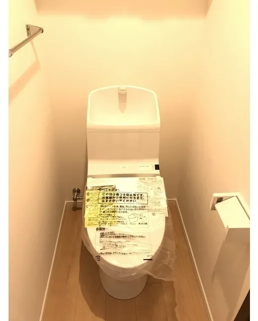 Abitation - Interior - ["Toilet seat", "Toilet", "Plumbing fixture"]
