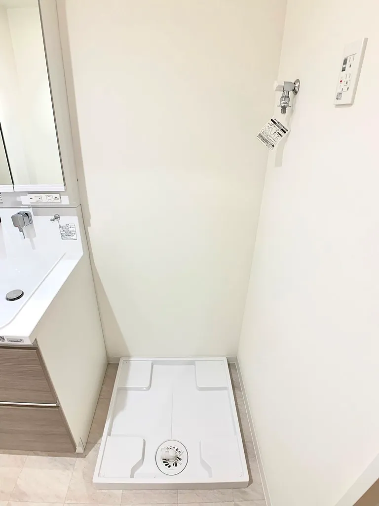 Primal Tsukishima - Interior - ["Flooring", "Floor", "Plumbing fixture"]