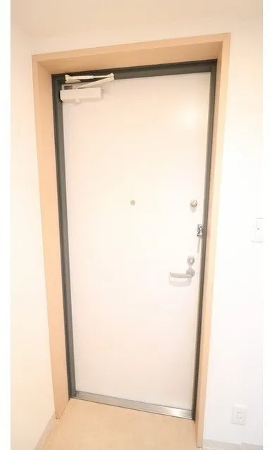 K2 - Interior - ["Door", "Door handle", "Lock and key"]
