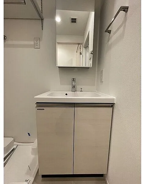 WHARF Bunkyo Myogadani - Interior - ["Mirror", "Tap", "Bathroom cabinet"]