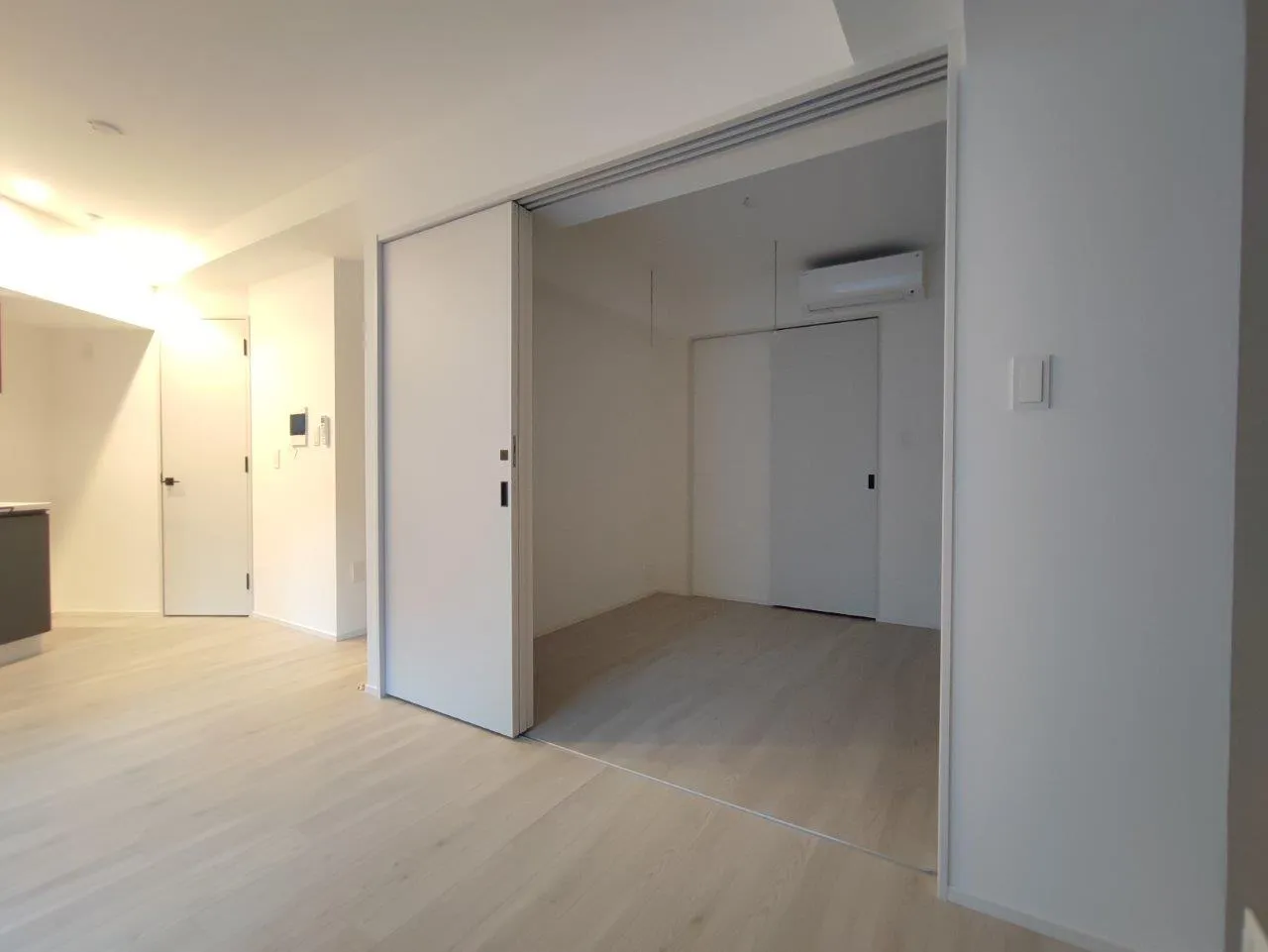 Cross Residence Takadanobaba - Interior - ["Fixture", "Wood", "Door"]